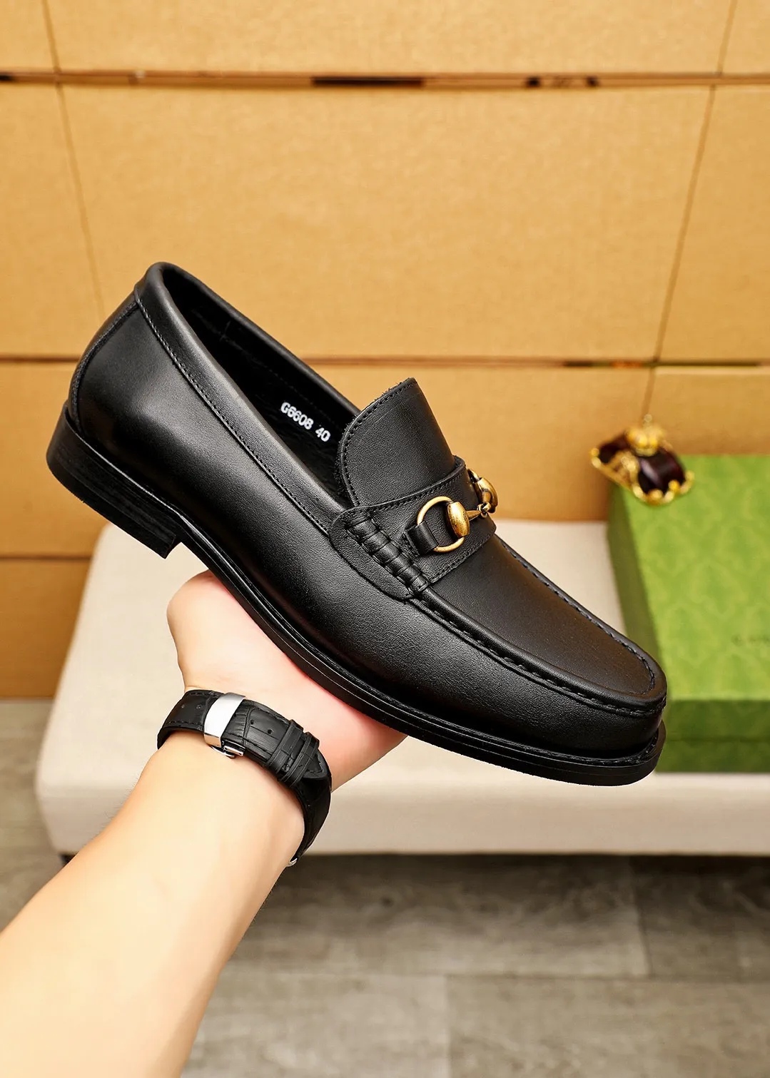 Men's shoes 💰460 💐 Product trademark: GUCCI "Gucci" casual leather shoes Regular size: 38-44 (45🉑️customized) Product materials: Selected imported first-layer calfskin upper + luxury hardware buckle, imported water-dyed cowhide leather lining. Strong three-dimensional visual effect, original combination outsole Color: 3⃣️colors available
